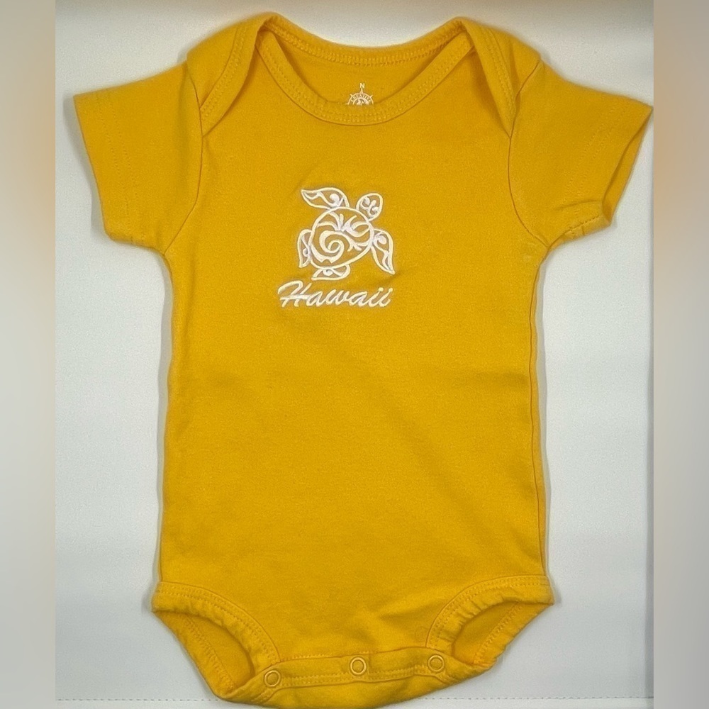CREATIVE Knitwear Hawaii Onesie in Size 3-6 Months.